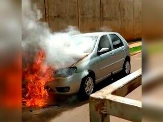 Veículo pegou fogo na Rua Jornalista Marcos Fernandes Hugo Rodrigues (Foto: Reprodução vídeo)