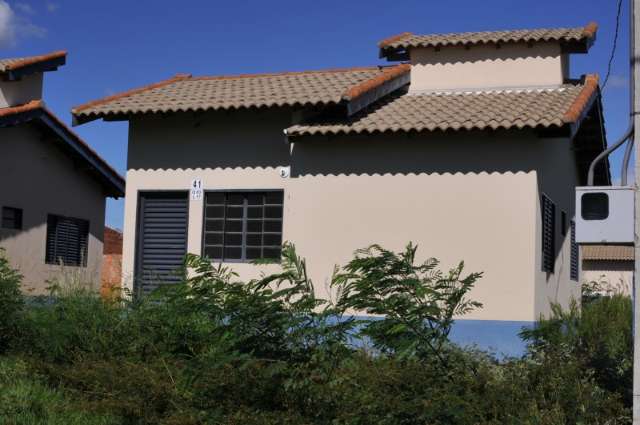 Entrega atrasa e v&acirc;ndalos depredam ou sem-teto invadem casas novas