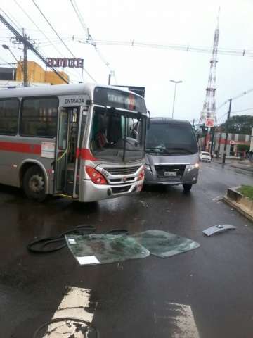 &Ocirc;nibus urbano colide com van em avenida movimentada da Capital