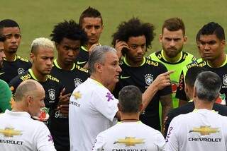 Pela humildade, o técnico Tite tem o grupo de jogadores na mão, segundo o ex-jogador Copeu (Foto: Vanderlei Almeida/AFP)