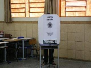 Eleitor durante voto no primeiro turno, em Campo Grande (Foto: Paulo Francis - Arquivo)