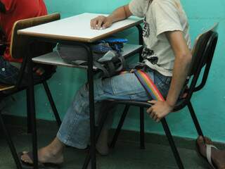 O garoto agredido estava na sala de aula preso na cadeira por um cinto, assim como todos os outros alunos(Foto: Rodrigo Pazinato)