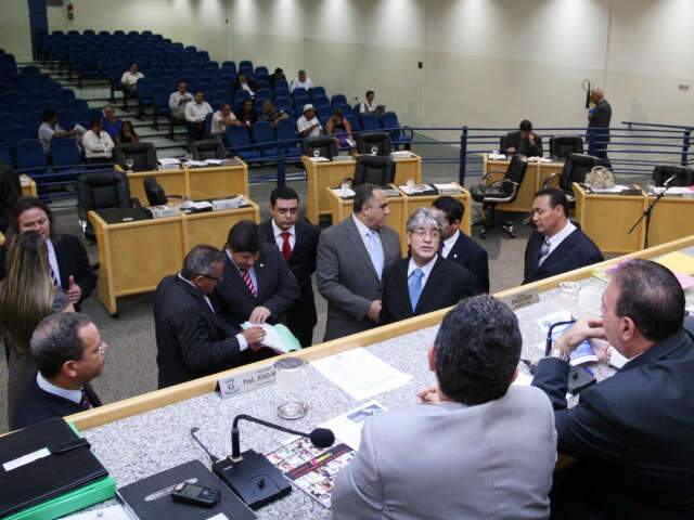  Vereadores se re&uacute;nem com secret&aacute;rio para entender projeto do IPTU 2012