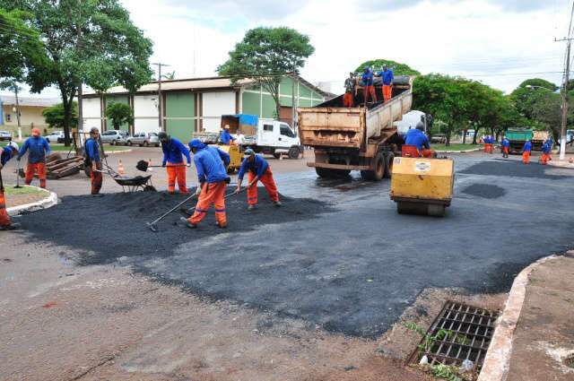  Prefeitura de Dourados segue com trabalho de recupera&ccedil;&atilde;o do asfalto
