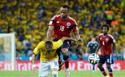 Fifa não irá punir Zúñiga por joelhada em Neymar e mantém Thiago Silva suspenso