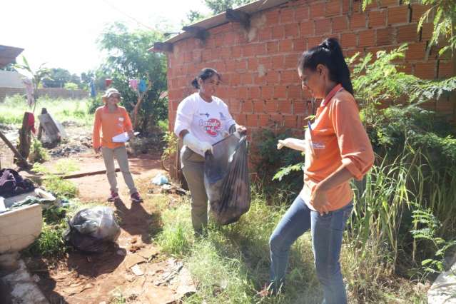 Ac&uacute;mulo de recicl&aacute;veis e lixo colocam bairro no topo do mapa da dengue