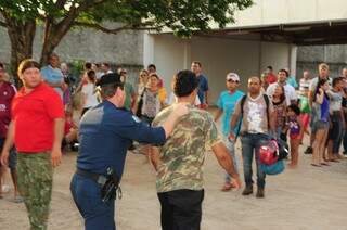 Policiais militares interviram e evitaram briga entre cabos eleitorais no TRE-MS (Foto: Rodrigo Pazinato)