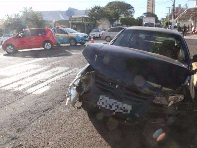 Ve&iacute;culo tomba em rua do Centro e motorista diz que n&atilde;o viu placa
