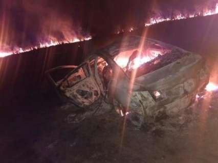 Carro pega fogo após acidente que deixa 5 pessoas feridas na BR-262