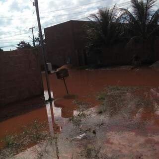 Rua inundada após chuva no bairro Indubrasil (Foto: Direto das ruas)