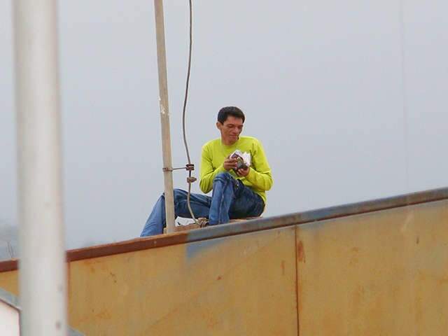  Presidi&aacute;rio fica 15 horas em caixa d&rsquo;&aacute;gua em protesto por melhorias