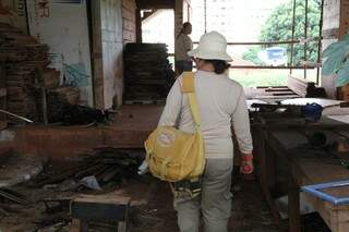 Agente de saúde durante visita em imóvel abandonado na região central. (Foto: Marcos Ermínio) 