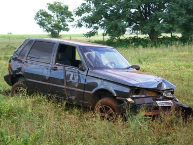  Motorista fica ferido ap&oacute;s ve&iacute;culo capotar entre Vicentina e Jate&iacute;