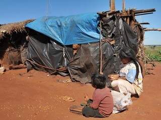 Índios acampados na região sul de MS (Foto: Agência Brasil)