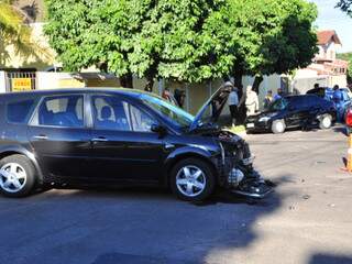 Carro capotou depois de colidir em outro veículo. (Foto: João Garrigó)