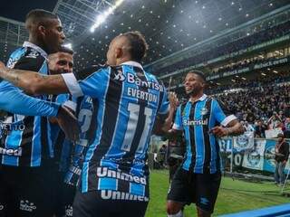 Jogadores comemorando o placar que garantiu a vitória do time na disputa. (Foto: Lucas Uebel | Grêmio FBPA