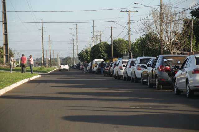 Com fila gigante, postos restringem venda, mas gasolina acaba em 4h