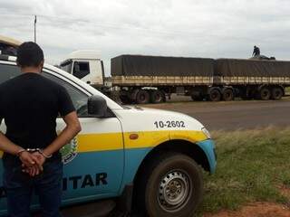 Motorista, de 30 anos, admitiu que receberia R$ 3 mil para entregar carregamento em Três Lagoas. (Foto: Divulgação PMR) 