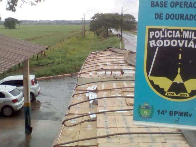 Pol&iacute;cia apreende bitrem com carga de cigarro avaliada em R$ 2 milh&otilde;es
