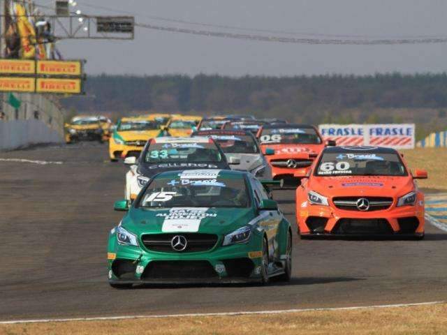 Fernando J&uacute;nior larga na pole e vence etapa do Mercedes-Benz Challenge 