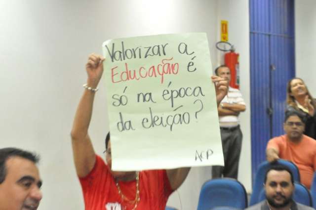 Professores chegam e engrossam protesto na C&acirc;mara Municipal