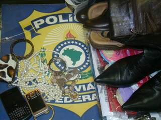 Joias, celulares e calçados roubados que estavam com assaltante. (Foto: Divulgação)