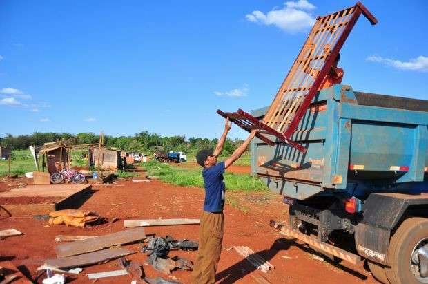 Fam&iacute;lias de sem-teto s&atilde;o despejadas e prefeitura cede terreno para acampamento