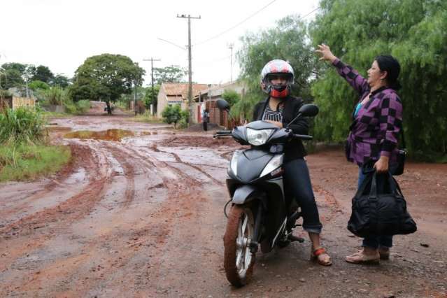Ainda alagada, rua fica intransit&aacute;vel no Parque dos Laranjais