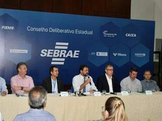 Mesa com representantes de entidades do setor produtivo e secretários estaduais (Foto: Fiems/Divulgação)