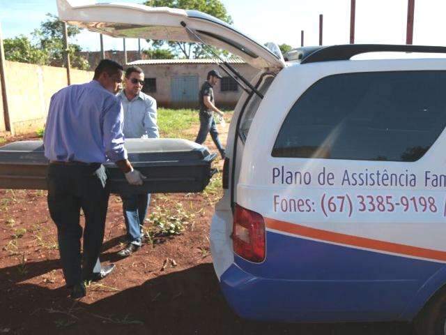 Adolescente foi morto com seis facadas e depois atropelado por carro 