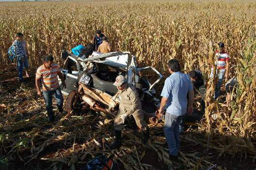  Quatro pessoas ficam feridas em capotagem na BR-267