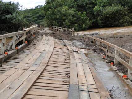  Ponte condenada isola ribeirinhos em Santa Rita do Pardo