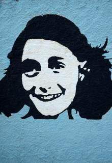 Retrato de Anne Frank sorrindo lembrando que apesar das dificuldades, o sorriso no rosto não pode faltar (Foto: Sabrina Hanzen)