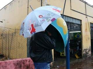 Usuário utilizando um orelhão na avenida Manoel da Costa Lima, na manhã desta quarta-feira. (Foto: Henrique Kawaminami)