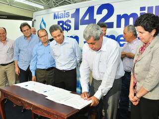 Governador André Puccinelli assina contratos que garantem R$ 142 milhões para saneamento em Dourados, Corumbá, Ponta Porã e Três Lagoas. (Foto: João Garrigó).