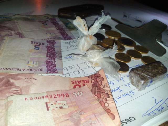 Celular de traficante &ldquo;pipoca&rdquo; de telefonemas por droga durante revista