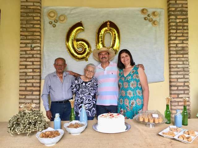 Carregando alian&ccedil;a do grande amor h&aacute; meses, av&oacute; emocionou noivado da neta