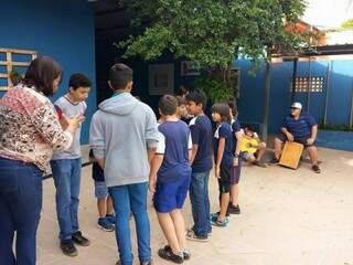 Professores ajudam no ensaio da quadrilha, enquanto alunos integram a banda  (Foto: Divulgação/ Instituto Educap)