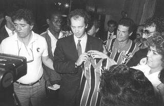 O ex-jogador Paulo Roberto Falcão, o Rei de Roma, na chegada ao São Paulo em 1985 (Foto: Arquivo)