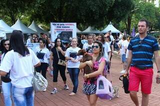 Mais de 100 pessoas participaram de manifesto (Foto: Fernando Antunes)