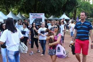 Com faixas e cartazes, protesto pede puni&ccedil;&atilde;o a agressores de animais
