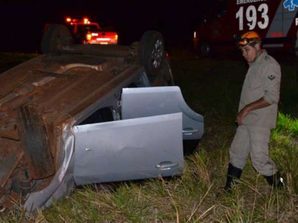 Jovem fura bloqueio policial 2 vezes, mas sofre capotagem e acaba preso