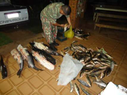  Homem flagrado com 173 kg de pescado recebe R$ 4,4 mil de multa