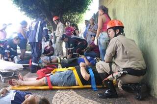 Passageiros feridos foram atendidos na calçada (Foto: Marcos Ermínio)