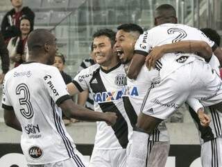 Lucca comemorando com os companheiros depois de marcar os gols da vitória. (Foto: Agência Estado) 