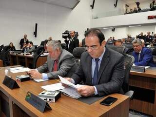 Deputado Felipe Orro (PSDB), autor do projeto, ao lado de Antônio Vaz (PRB), durante sessão (Foto: Luciana Nassar/ALMS)