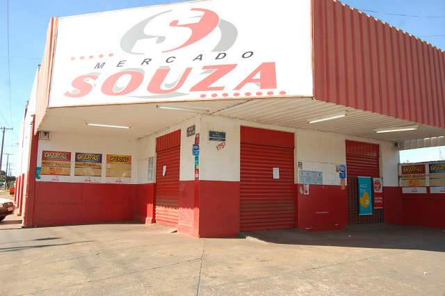  Bandidos assaltam supermercado na Capital e at&eacute; agridem funcion&aacute;ria