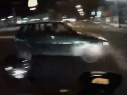 Motoentregador filma carro furando o sinal vermelho e dá lição moral 