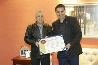 Em 2015 Adalberto recebeu título de cidadão campo-grandense pelo então vereador Herculano Borges (Foto: Divulgação/ Câmara) 