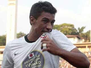 Volante Paulinho comemora segundo gol do Corinthians no clássico do Pacaembu (Foto: Lance)
